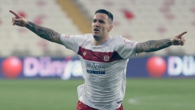 Trendyol Süper Lig ekiplerinden EMS Yapı Sivasspor'un forveti Rey Manaj,
