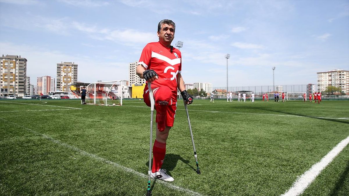 Kayseri'de yaşayan Halis Şaştım, vatani görevini yaparken sağ ayağını kaybetmesine