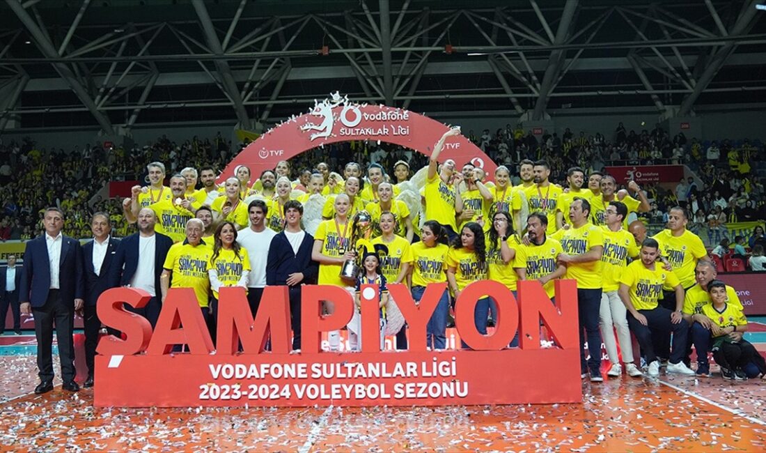 Voleybol Vodafone Sultanlar Ligi play-off final serisinde Eczacıbaşı Dynavit'e 3-2