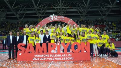 Voleybol Vodafone Sultanlar Ligi play-off final serisinde Eczacıbaşı Dynavit'e 3-2