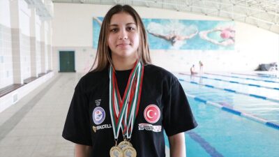 Türkiye Yüzme Federasyonu karmasıyla Bulgaristan'da katıldığı yarışta 2 Türkiye rekoru