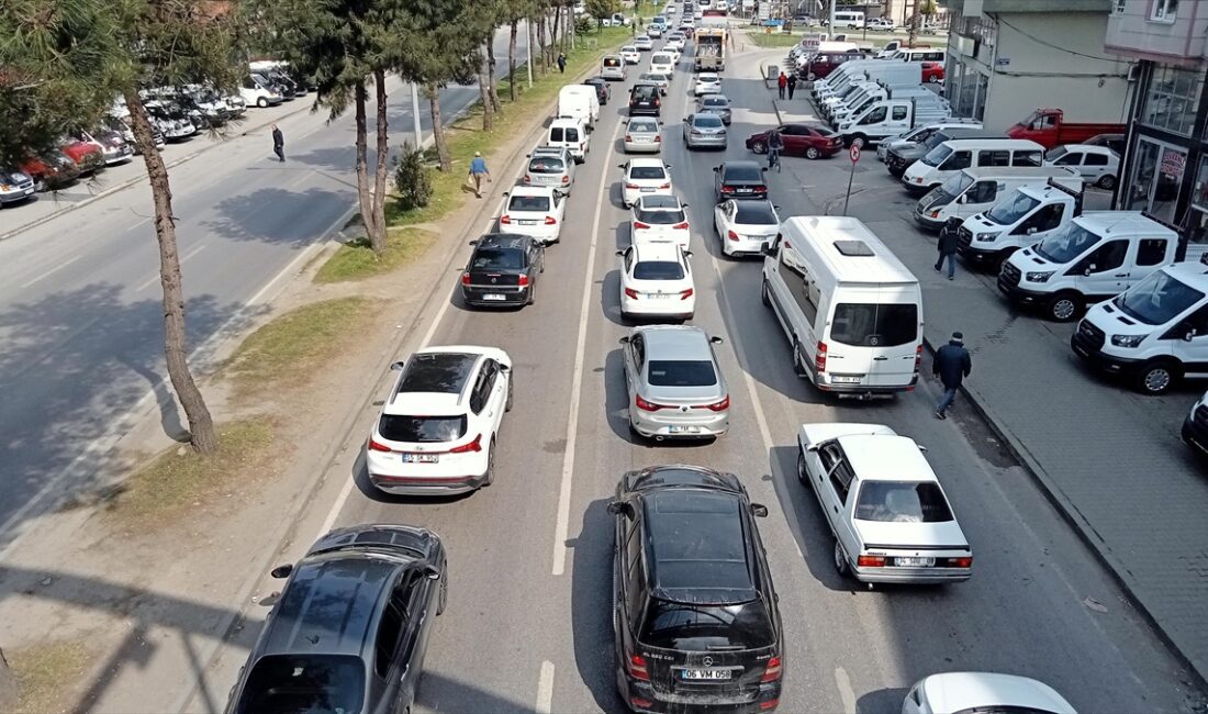 Ramazan Bayramı tatili dolayısıyla Samsun-Ordu kara yolunda trafik yoğunluğu yaşanıyor.