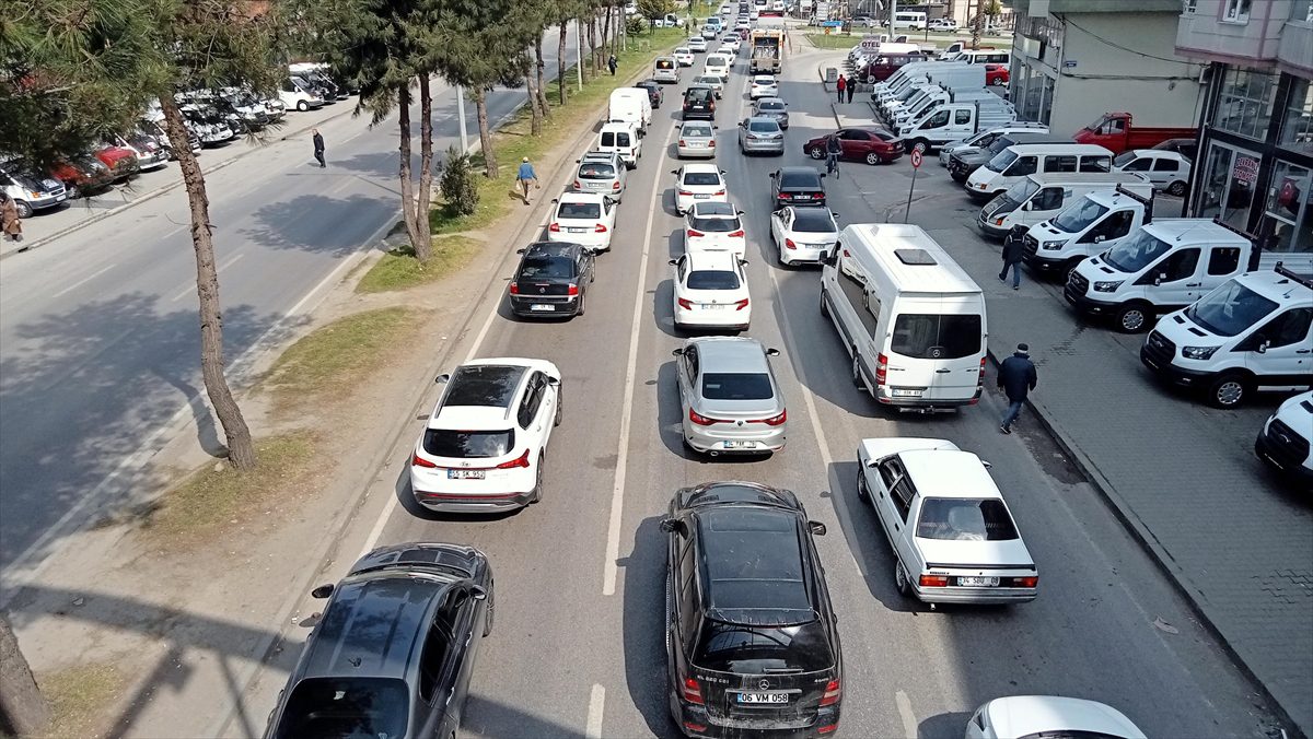 Ramazan Bayramı tatili dolayısıyla Samsun-Ordu kara yolunda trafik yoğunluğu yaşanıyor.