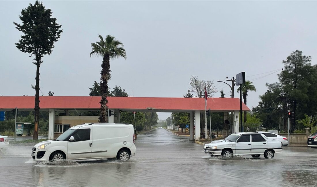 ŞANLIURFA (AA) – Kent genelindeki yağış, bazı cadde ve sokaklarda