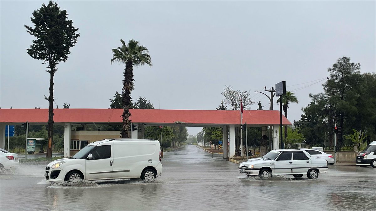 ŞANLIURFA (AA) – Kent genelindeki yağış, bazı cadde ve sokaklarda
