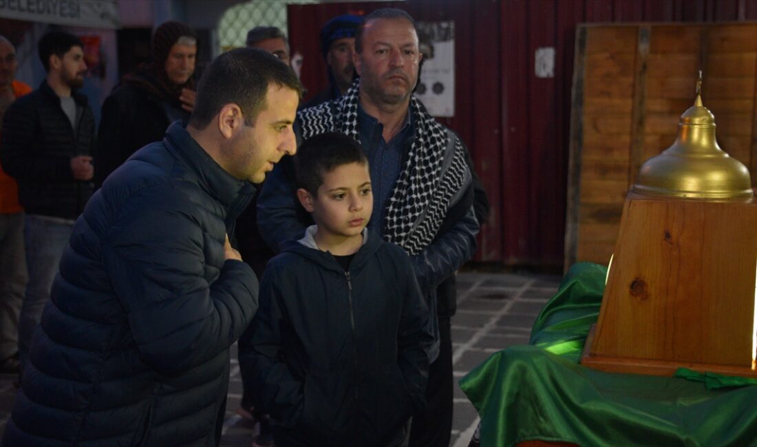 Şanlıurfa'nın Siverek ilçesinde, ramazan dolayısıyla Sakal-ı Şerif ziyarete açıldı.