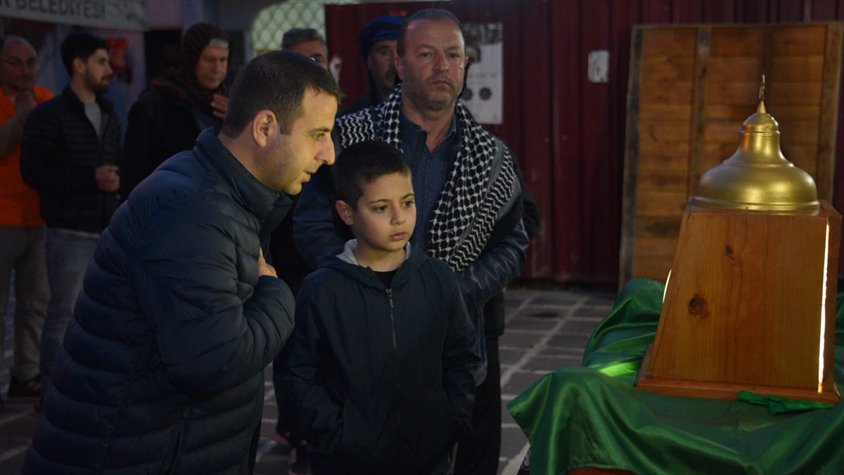 Şanlıurfa'nın Siverek ilçesinde, ramazan dolayısıyla Sakal-ı Şerif ziyarete açıldı.