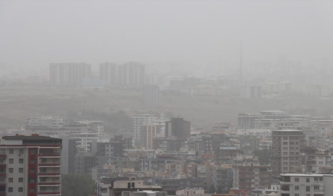 Şanlıurfa'da toz taşınımı hayatı olumsuz etkiledi.