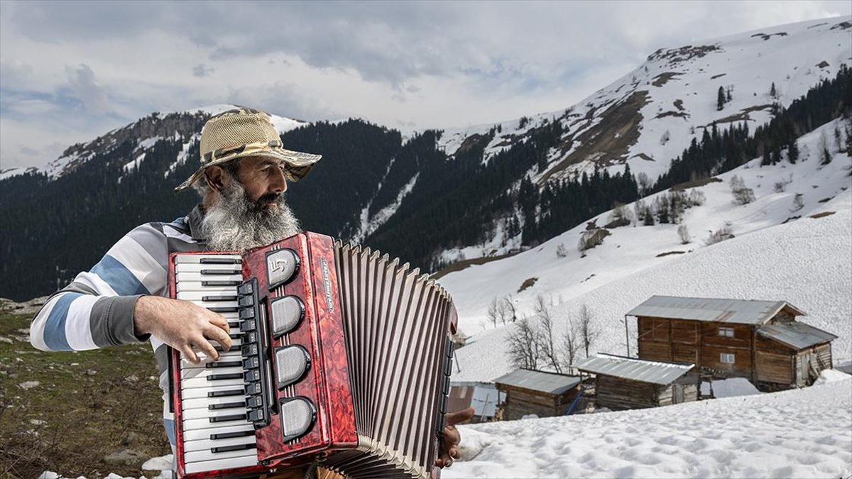 Artvin'in Şavşat ilçesine bağlı Karçal Dağları yamaçlarında bulunan karla kaplı