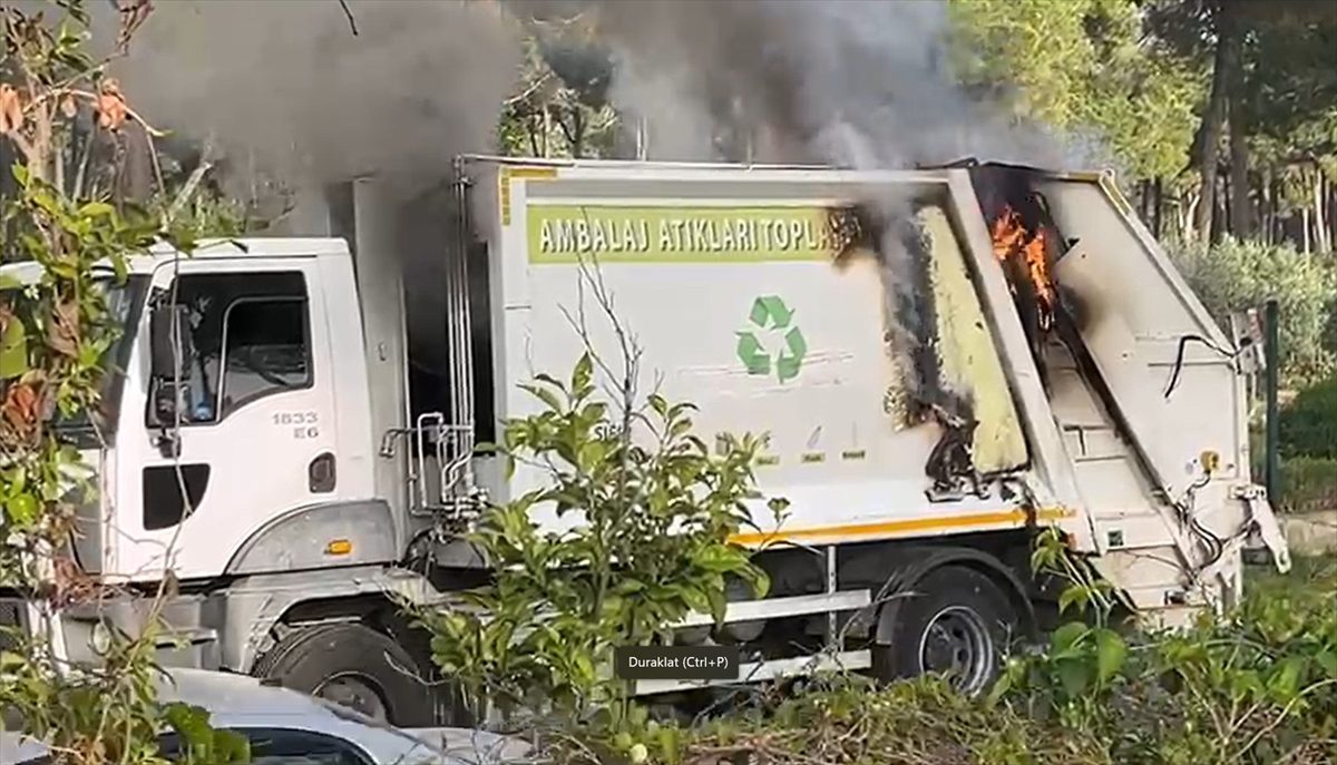ANTALYA (AA) – Antalya’nın Serik ilçesinde atık toplama aracında seyir