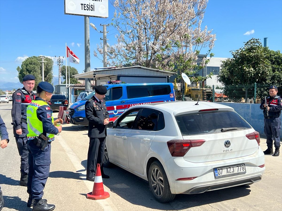 Serik’te jandarma sürücü ve yolculara yönelik bilgilendirmede bulundu