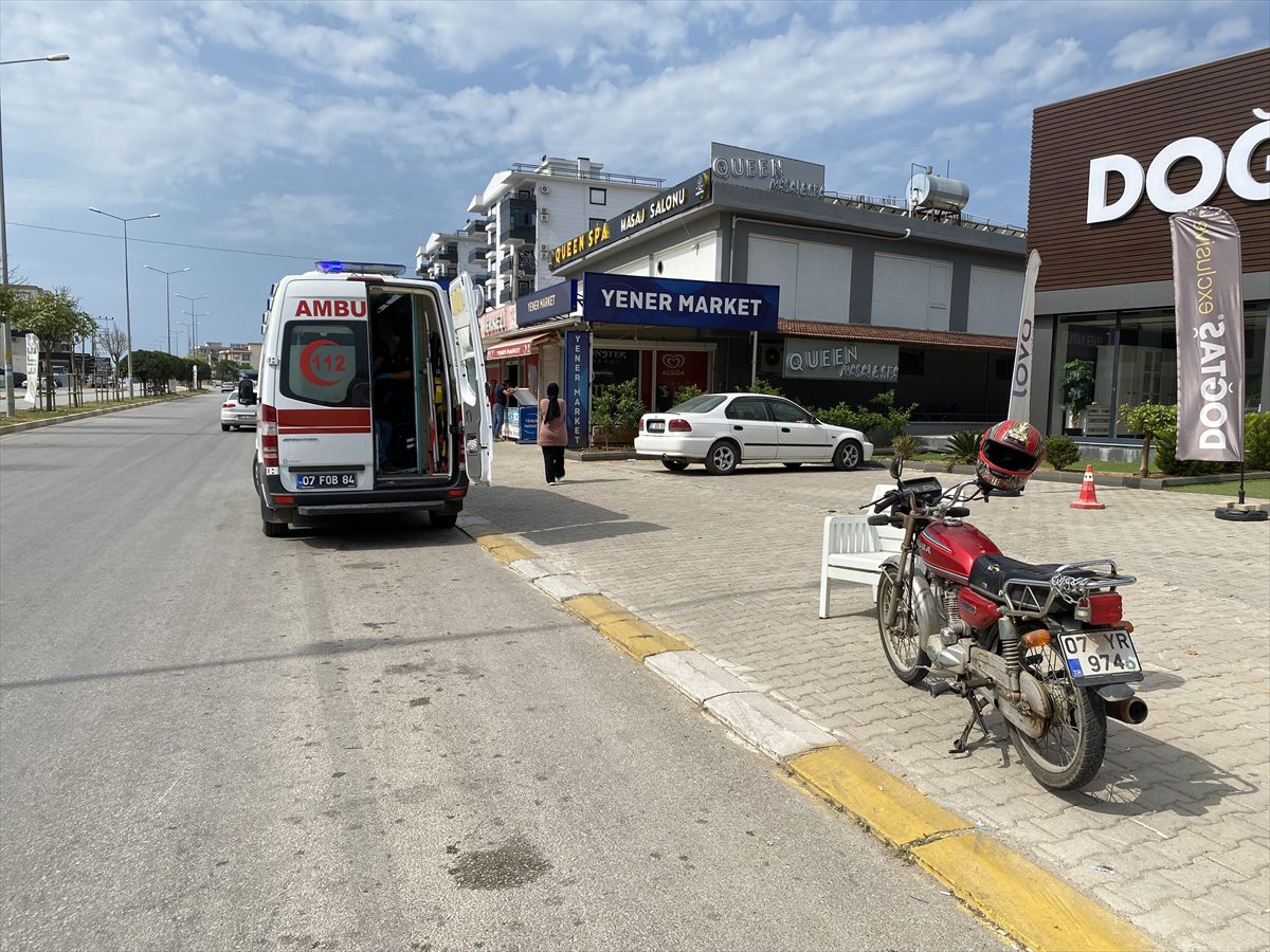 Serik'te otomobille çarpışan motosikletin sürücüsü yaralandı