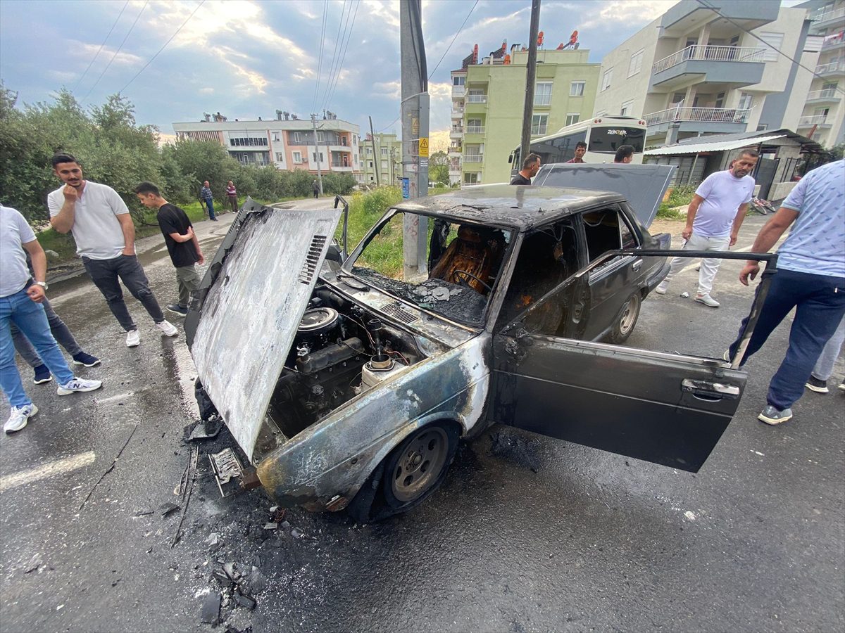 ANTALYA (AA) – Antalya'nın Serik ilçesinde park halindeki otomobilde çıkan