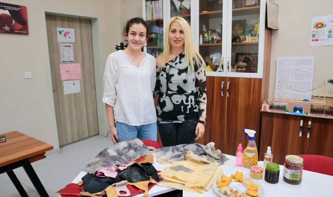 Bolu'da 7'nci sınıf öğrencisi Betül Ay, çöpe atılan malzemelerin geri