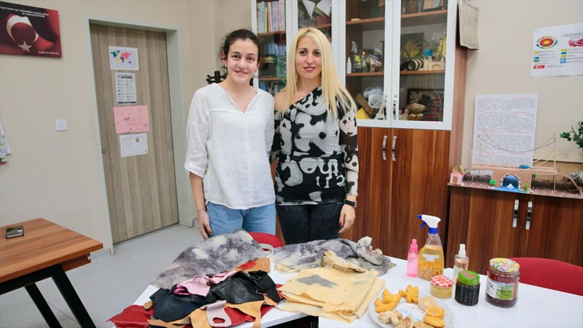 Bolu'da 7'nci sınıf öğrencisi Betül Ay, çöpe atılan malzemelerin geri