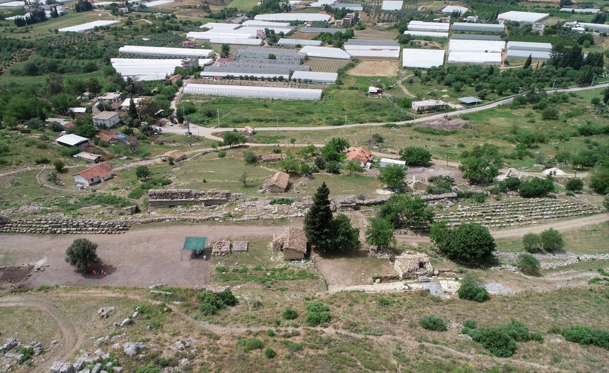 Sillyon Antik Kenti'ndeki 10 bin kişilik stadyum gün yüzüne çıkarılıyor