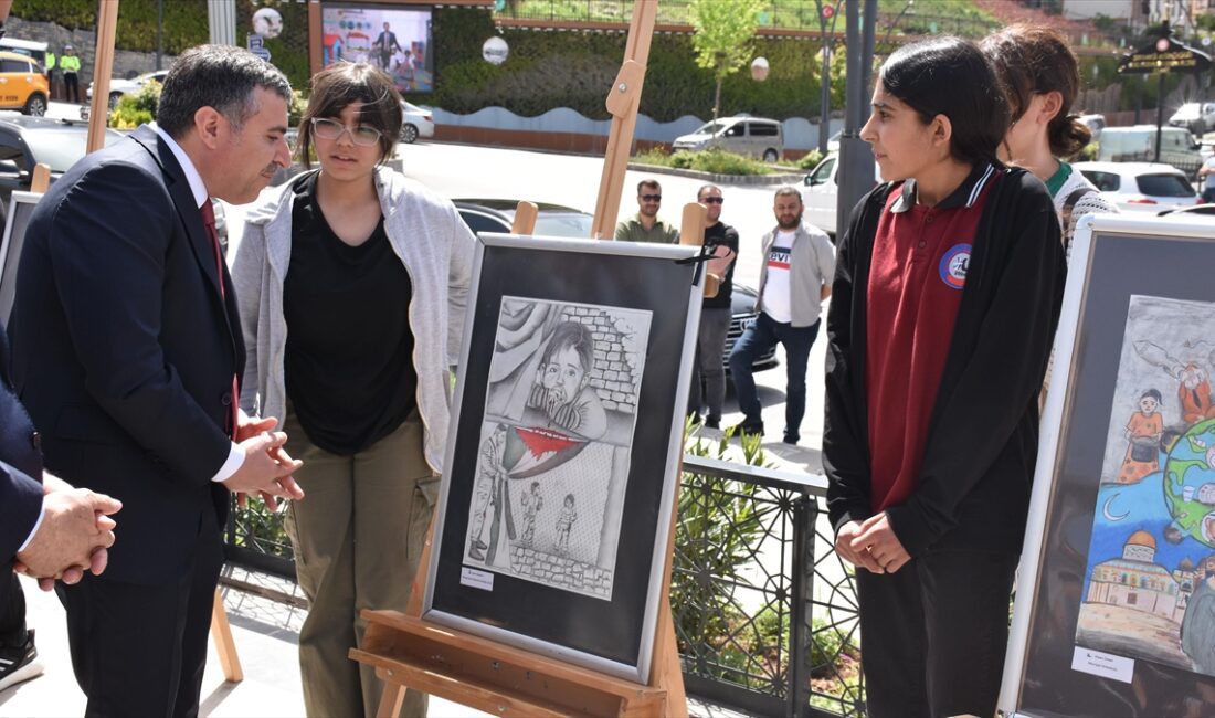ŞIRNAK (AA) – Cumhuriyet Meydanı’nda il genelindeki ilk, ortaokul ve