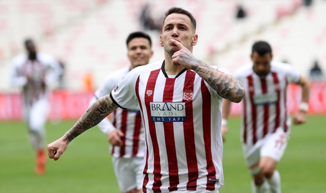 EMS Yapı Sivasspor'un Arnavut futbolcusu Rey Manaj, Trendyol Süper Lig'de