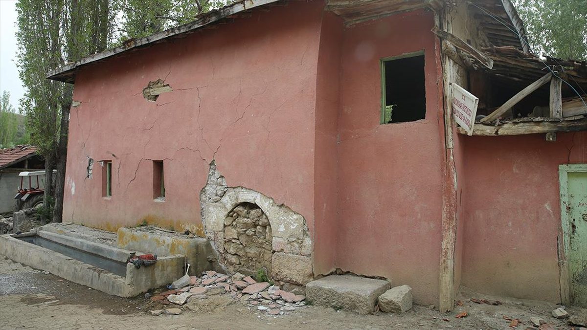 Tokat'ın Sulusaray ilçesinde yaşanan depremlerin ardından köyde kullanılmayan tarihi caminin