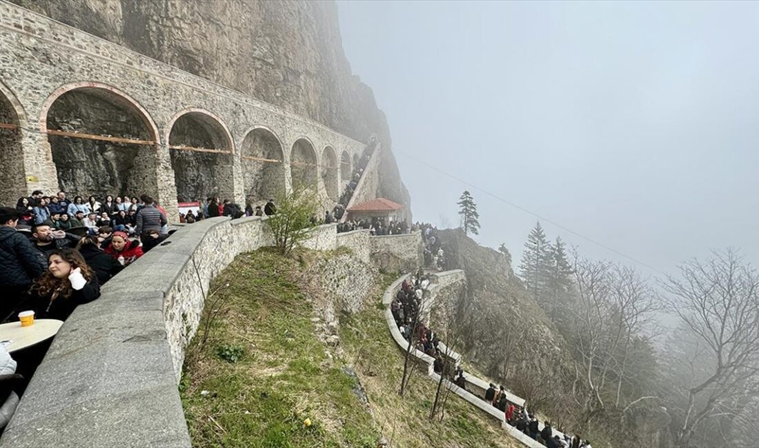 TRABZON (AA) – Trabzon’un Maçka ilçesindeki Karadağ’ın Altındere Vadisi’nde 300