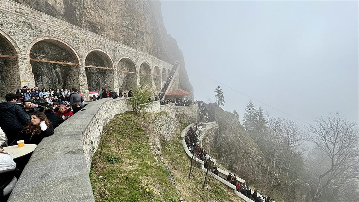 TRABZON (AA) – Trabzon’un Maçka ilçesindeki Karadağ’ın Altındere Vadisi’nde 300