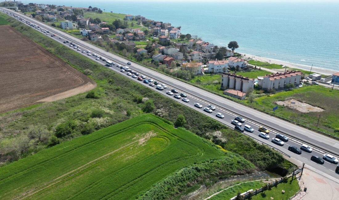 Tekirdağ-İstanbul kara yolunda bayram tatili için araçlarıyla yola çıkan sürücüler,