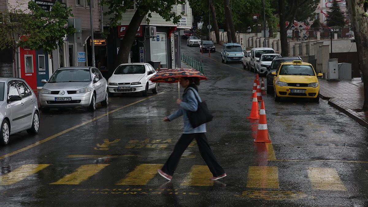 Kentte sabah saatlerinde başlayan sağanak nedeniyle bazı cadde ve sokaklarda