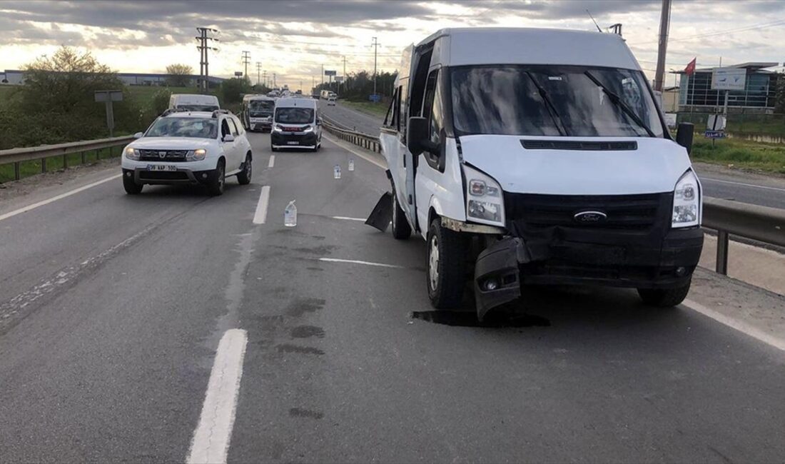Tekirdağ'ın Ergene ilçesinde fabrika işçilerini taşıyan servisle askeri personel servisinin