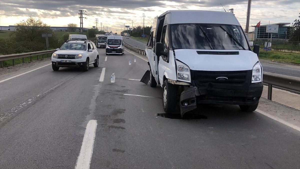 Tekirdağ'ın Ergene ilçesinde fabrika işçilerini taşıyan servisle askeri personel servisinin