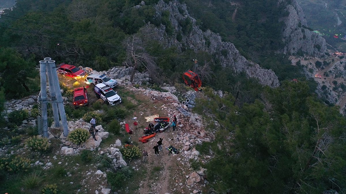 Adalet Bakanı Tunç, Konyaaltı ilçesinde yaşanan teleferik kazasına ilişkin, Antalya