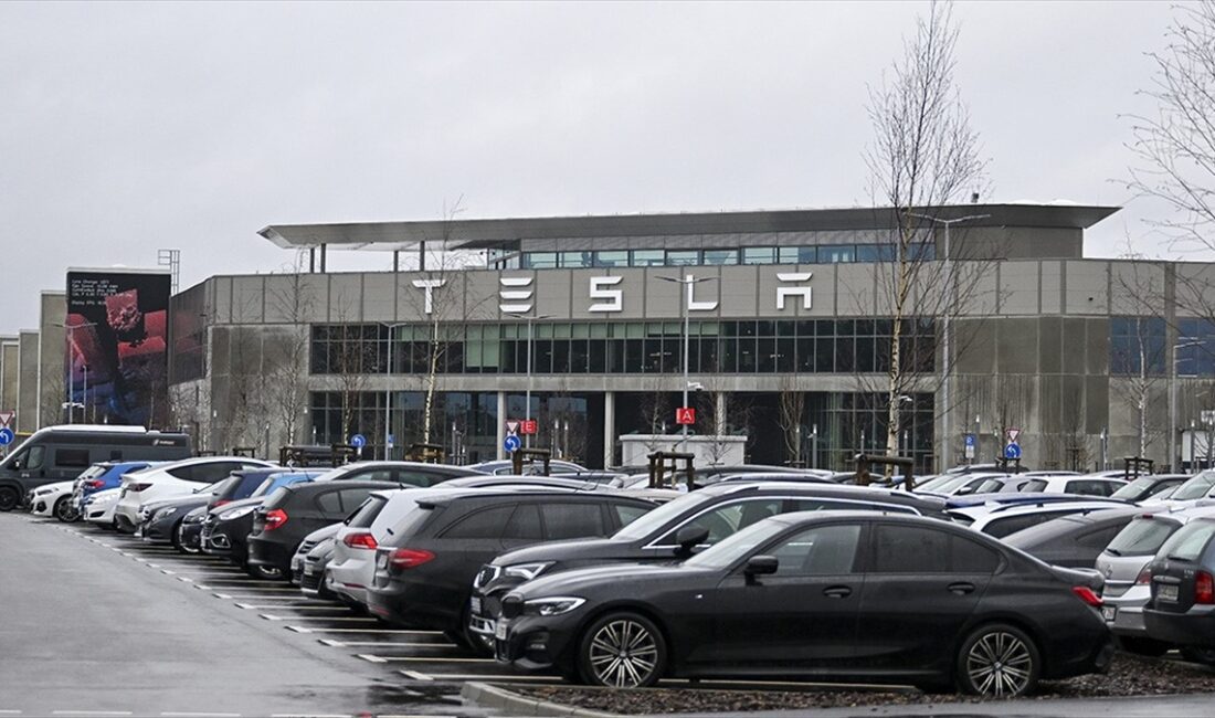 ABD merkezli elektrikli otomobil üreticisi Tesla, Almanya'nın başkenti Berlin yakınlarındaki