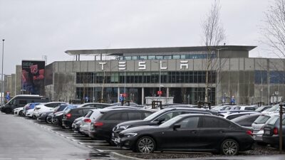 ABD merkezli elektrikli otomobil üreticisi Tesla, Almanya'nın başkenti Berlin yakınlarındaki