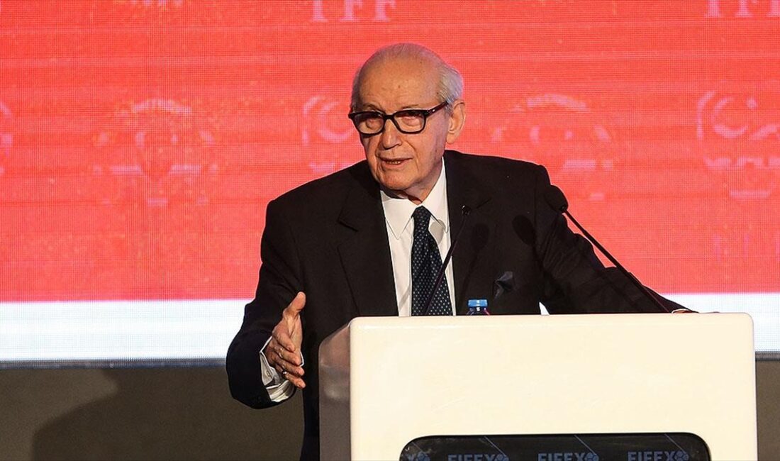 Türkiye Futbol Federasyonu (TFF) Onursal Başkanı Şenes Erzik, gündeme dair