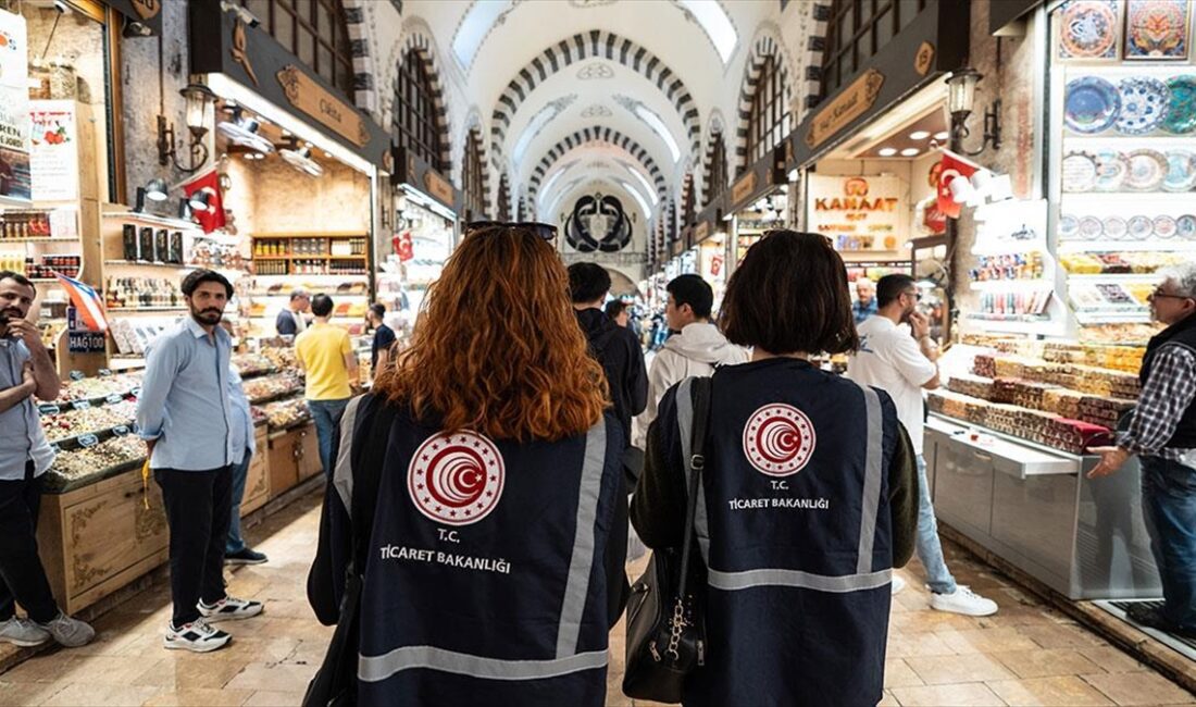 İSTANBUL (AA) – İstanbul’da Mısır Çarşısı’ndaki denetimlere katılan İstanbul Ticaret