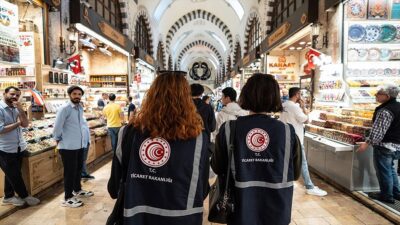 İSTANBUL (AA) – İstanbul’da Mısır &Ccedil;arşısı’ndaki denetimlere katılan İstanbul Ticaret