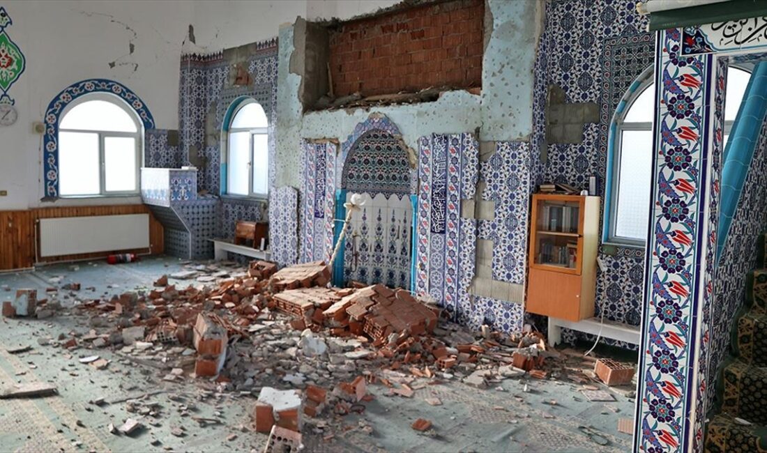 Tokat'ın Sulusaray ilçesinde meydana gelen 5,6 büyüklüğündeki depremde camiler ve