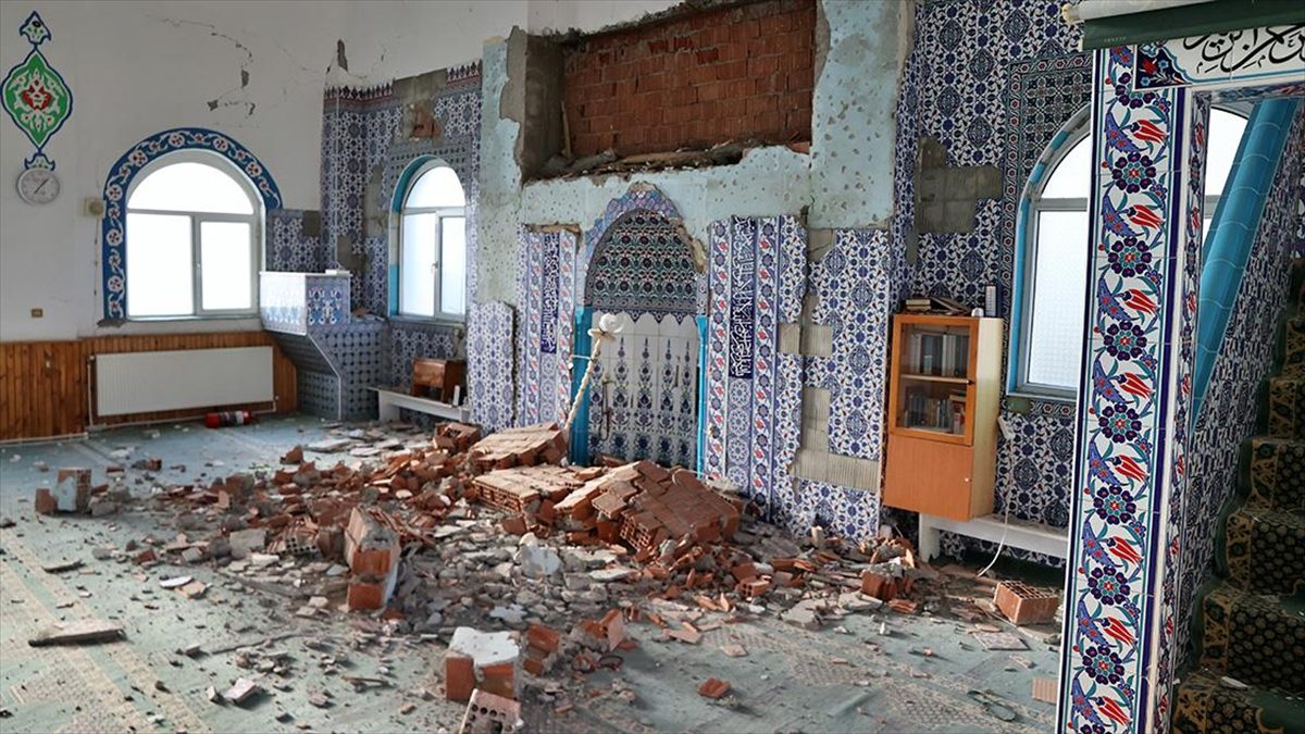Tokat'ın Sulusaray ilçesinde meydana gelen 5,6 büyüklüğündeki depremde camiler ve