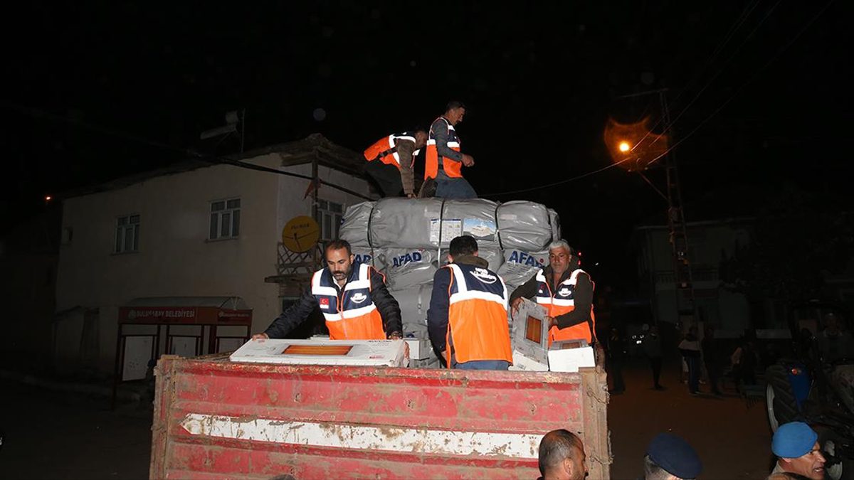 Tokat'ın Sulusaray ilçesinde 5,6 büyüklüğünde meydana gelen depremin ardından AFAD