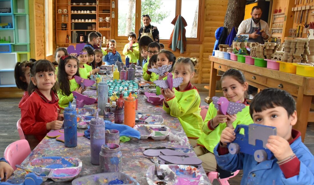 Trabzon'da okul öncesi, ilk ve ortaokul öğrencileri el becerilerini ahşap