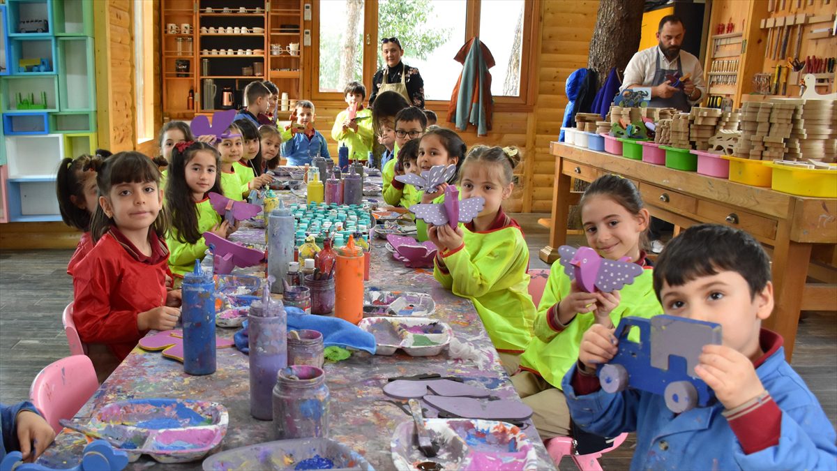 Trabzon'da okul öncesi, ilk ve ortaokul öğrencileri el becerilerini ahşap
