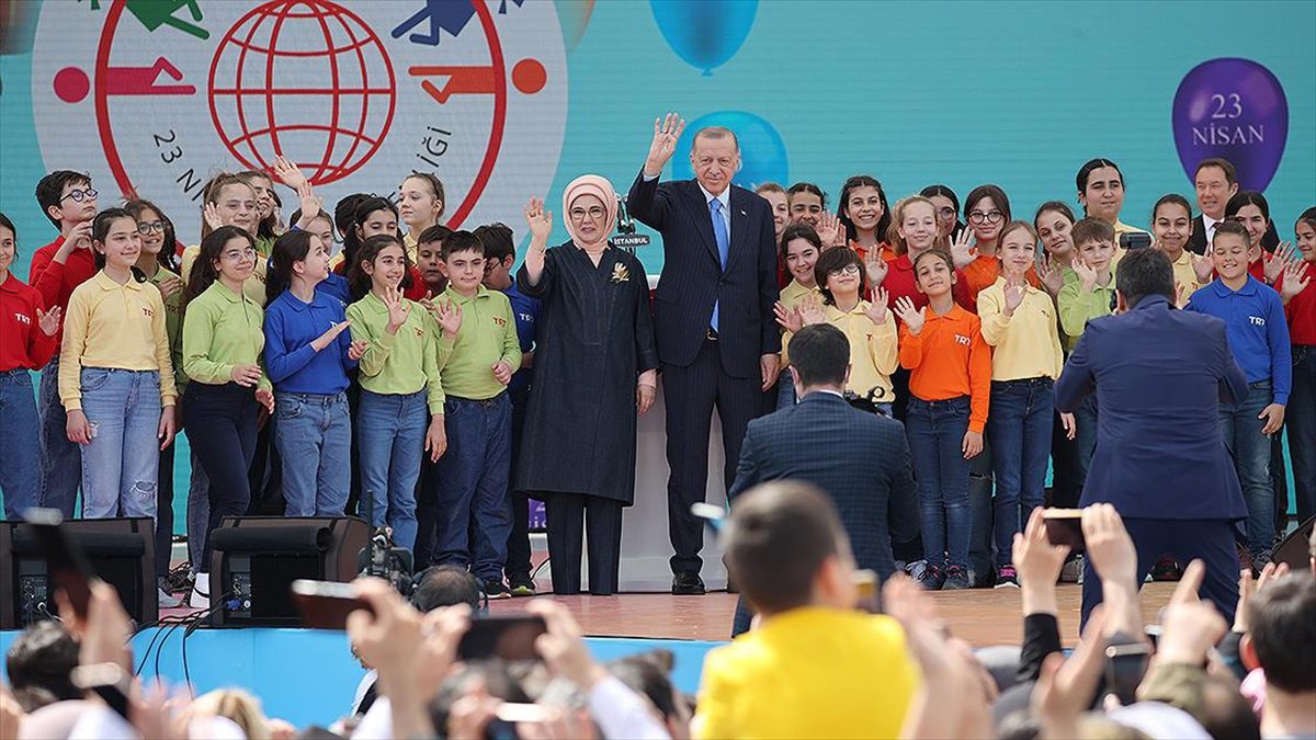 Dünyanın uluslararası ilk çocuk şenliği TRT Uluslararası 23 Nisan Çocuk