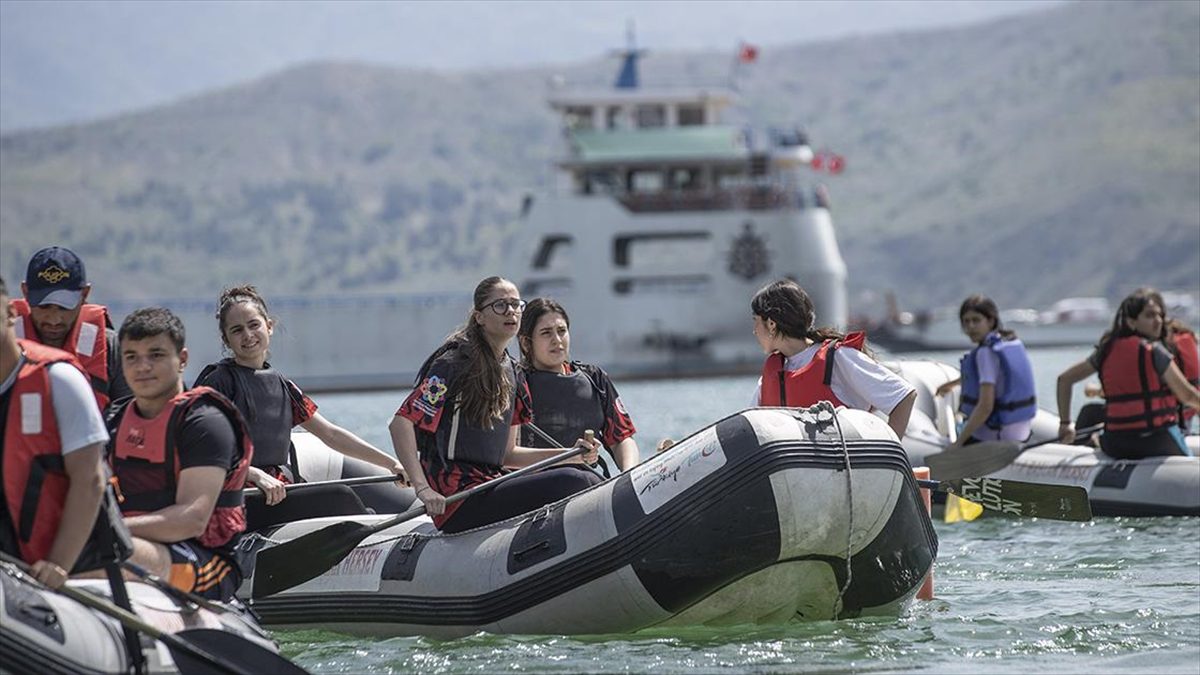 Tunceli'de su sporlarına ilgi duyan öğrenciler, Munzur Çayı ve Keban