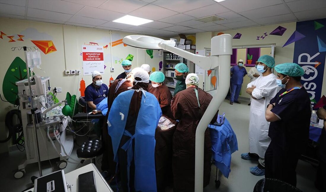 Afganistan'ı ziyaret eden Türk doktorlar hem kritik durumdaki çocuk hastaları