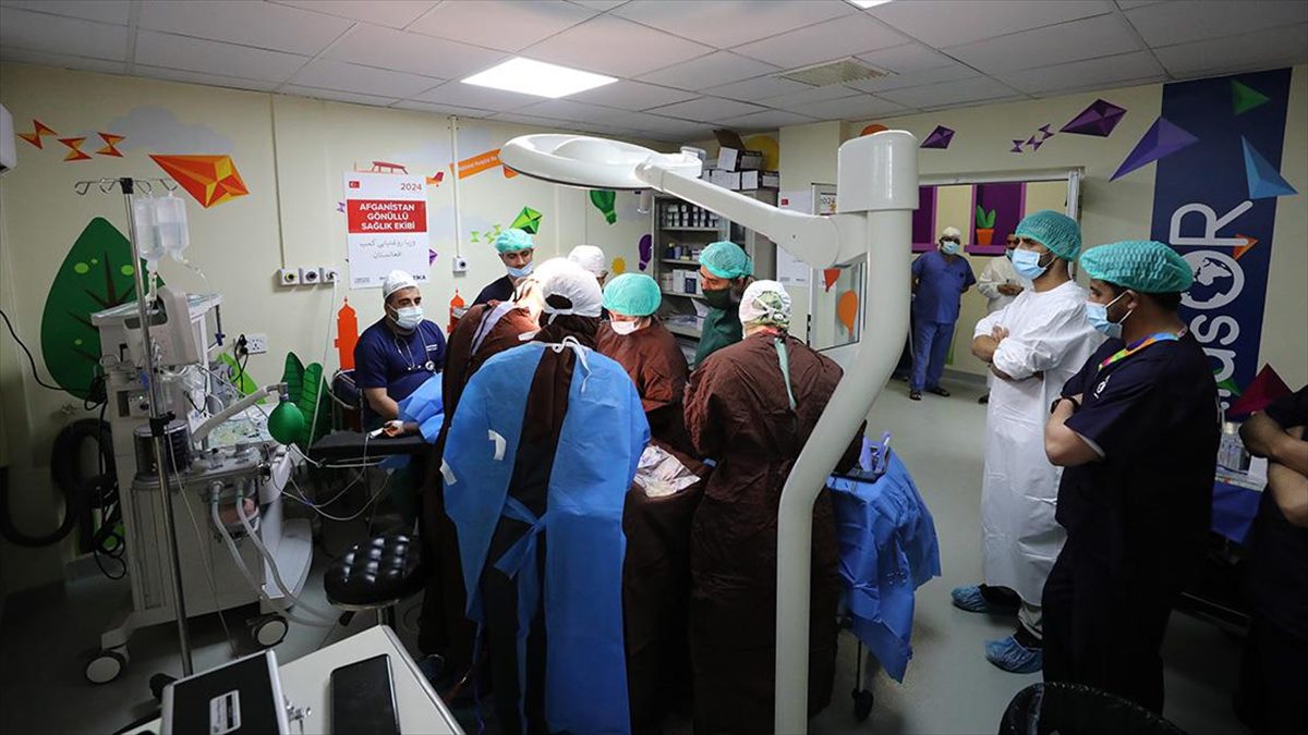 Afganistan'ı ziyaret eden Türk doktorlar hem kritik durumdaki çocuk hastaları