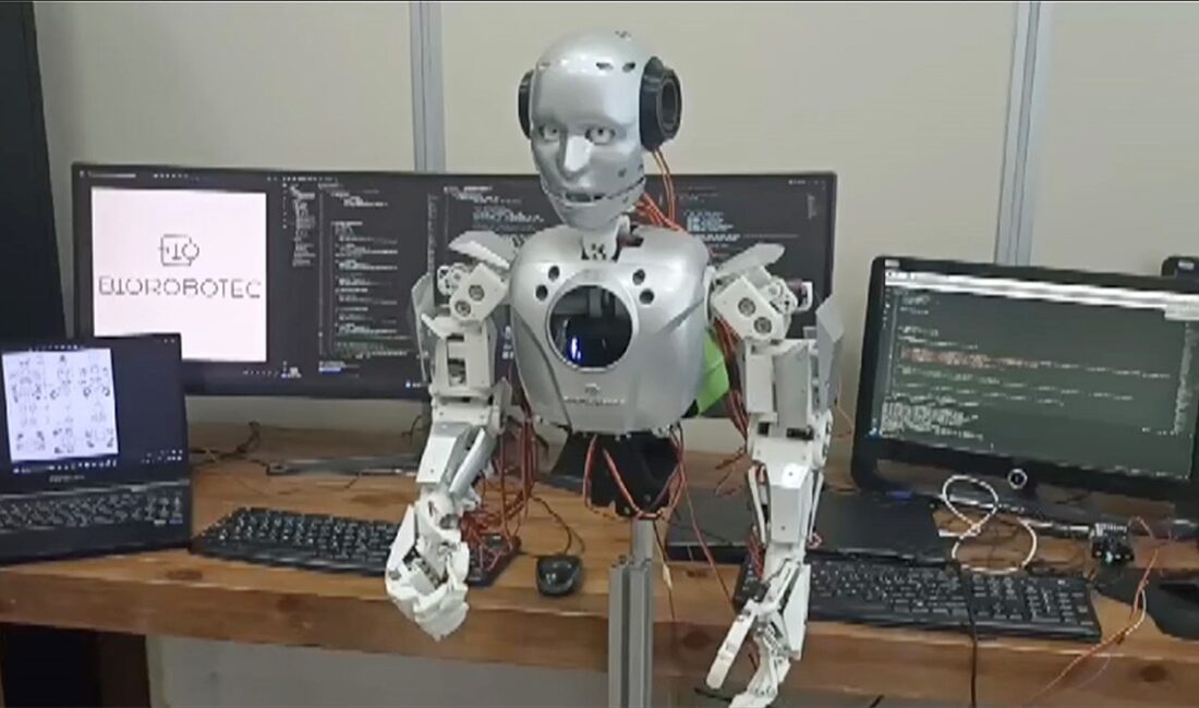 Bursa'da üretilen robotun, jest ve mimikler kullanarak konuşmasının ilk örneği,