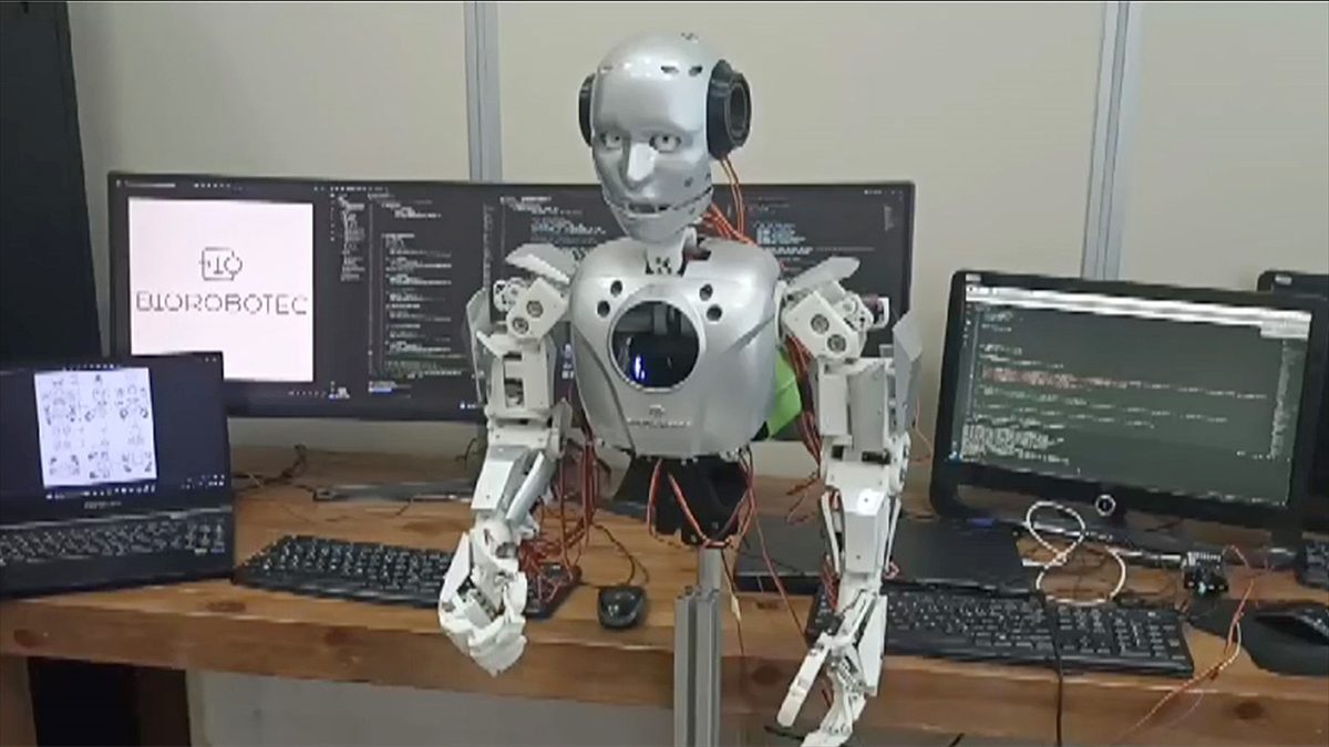 Bursa'da üretilen robotun, jest ve mimikler kullanarak konuşmasının ilk örneği,