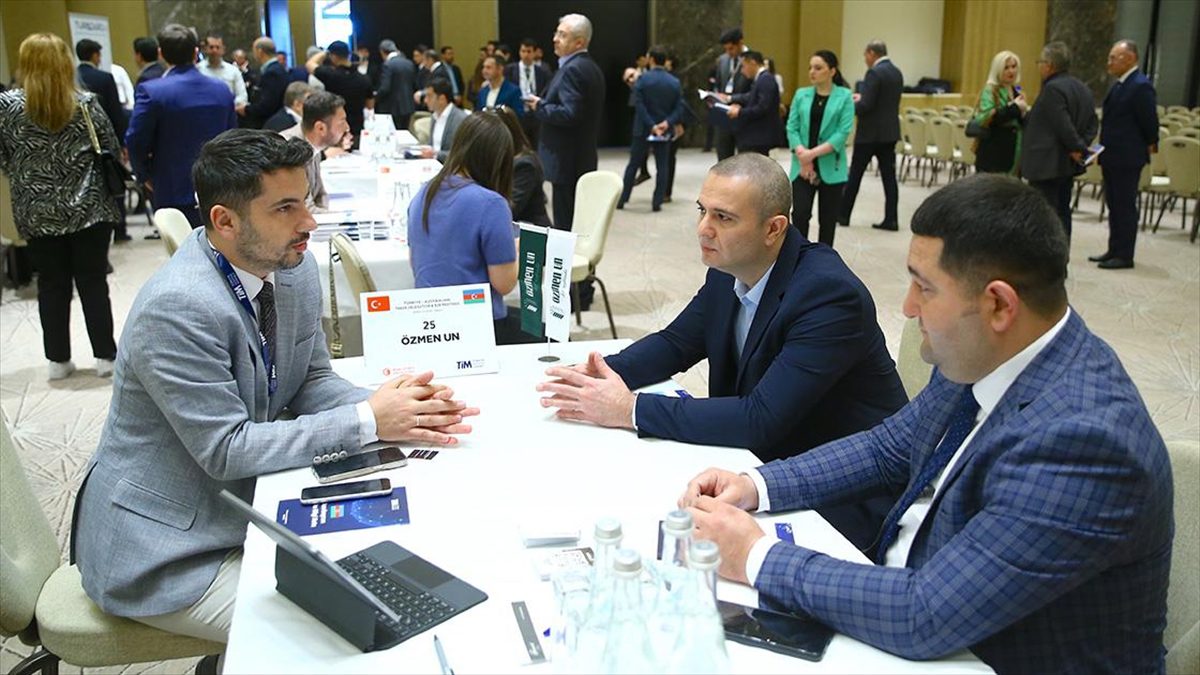Türkiye İhracatçılar Meclisi (TİM) heyeti, Bakü'de Azerbaycan'dan iş insanlarıyla bir