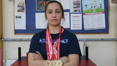 Elazığ'da yaşayan 17 yaşındaki Evindar Demirbağ, öğretmeninin yönlendirmesiyle başladığı bilek