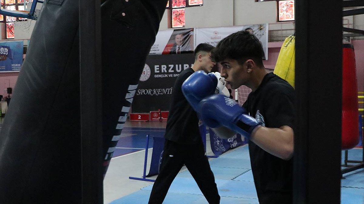 Erzurum'da kuzenlerine özenerek başladığı boksta 4 kez Türkiye şampiyonu olan