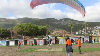 ANTALYA (AA) – Antalya'nın Alanya ilçesinde düzenlenen Türkiye Yamaç Paraşütü